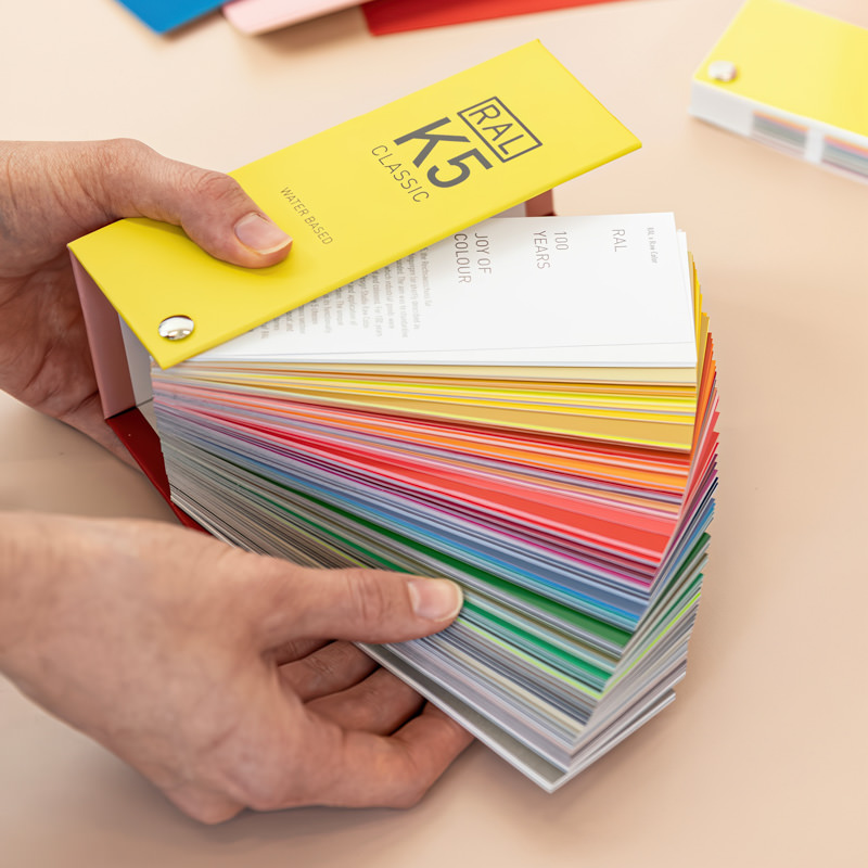 RAL K5 High Gloss fargevifte i blank finish for RAL Classic-systemet